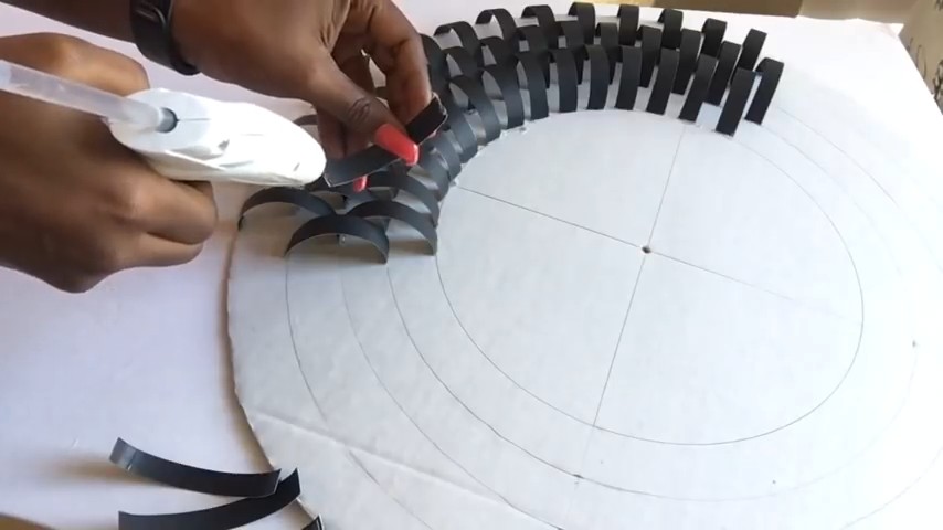 DIY Wandspiegel mit Metallakzenten